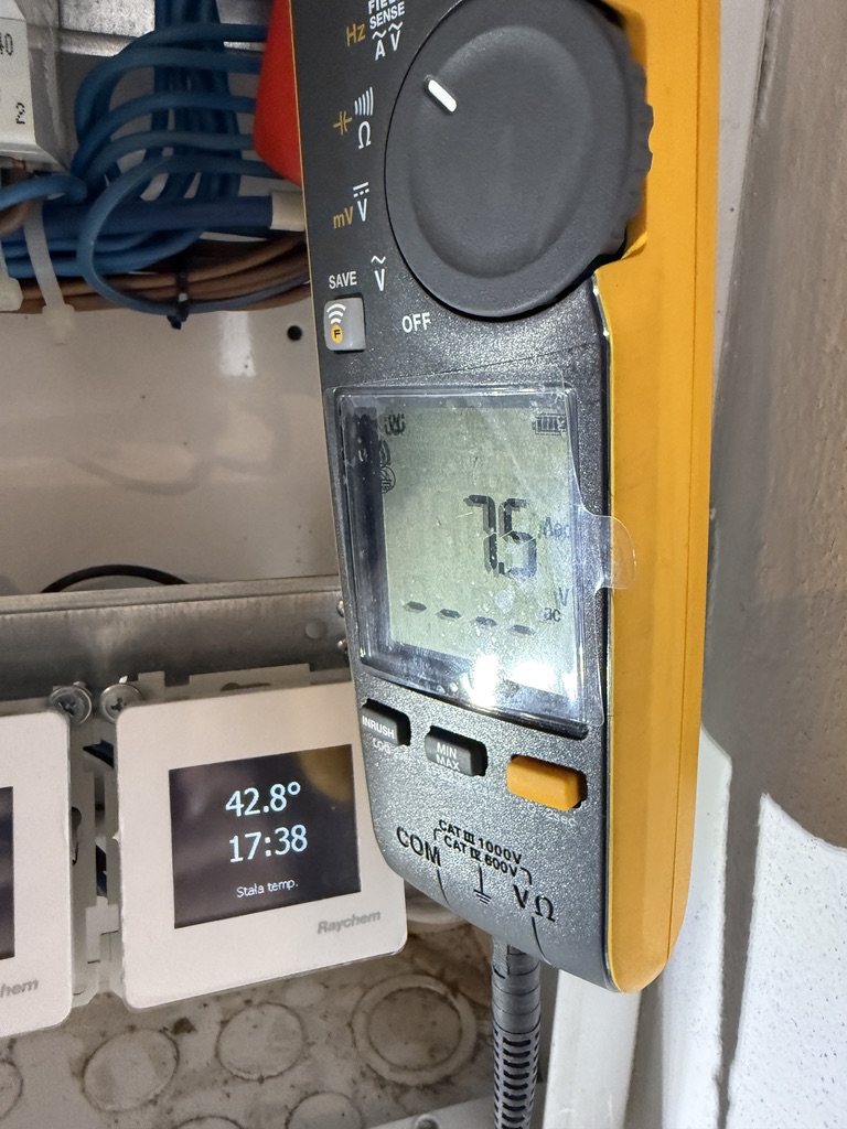 Pomiar prądu obwodu HWAT cęgami Fluke 376 FC