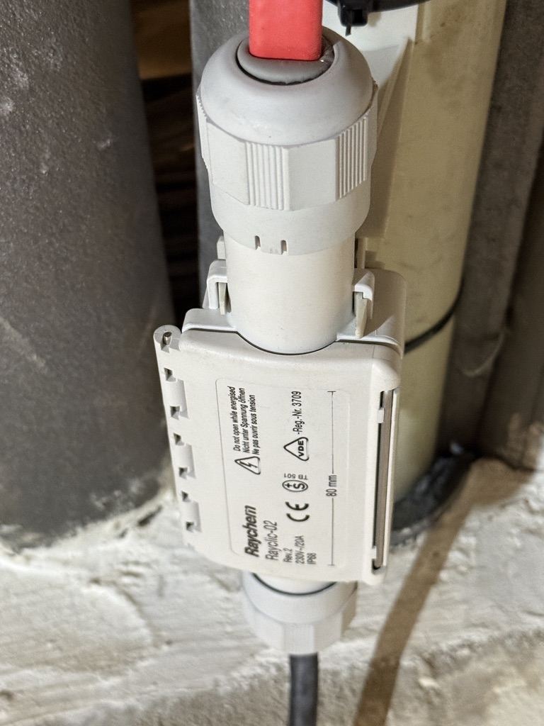 Złączka RayClic‑D2 (230 V / 20 A, IP68) — bezlutowe, hermetyczne połączenie przewodu HWAT
