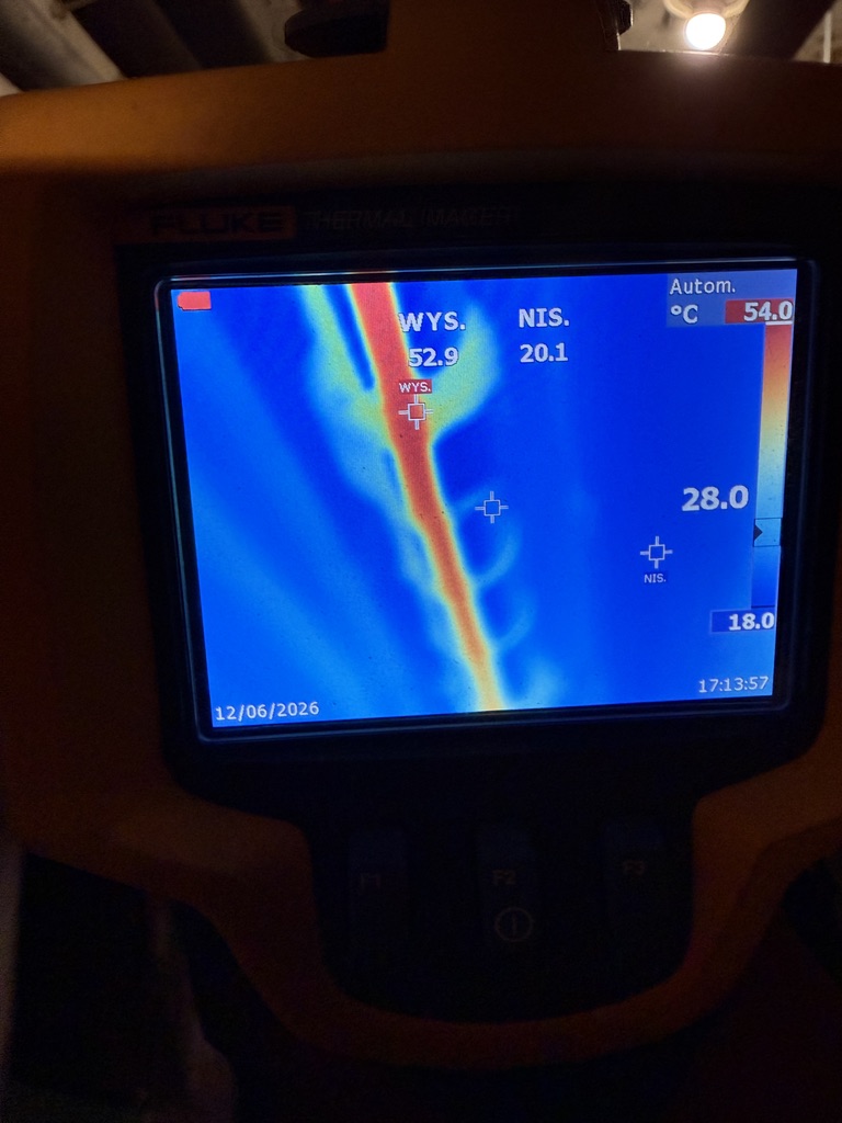 Termowizja Fluke — równomierny rozkład temperatury wzdłuż rury (52,9 °C)