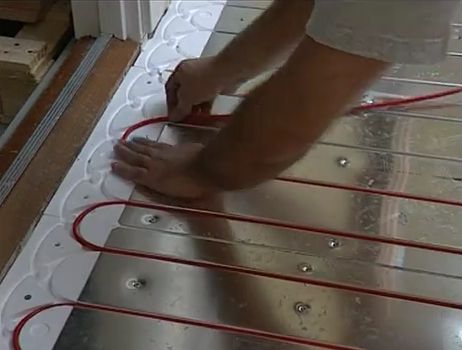 Układanie czerwonego przewodu T2Red w rowkach płyt Reflecta i płytkach zwrotnych