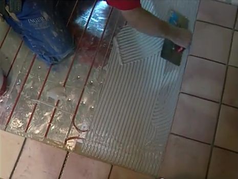 Przygotowanie kleju do płytek nad przewodem T2Red i aluminiowymi płytami Reflecta