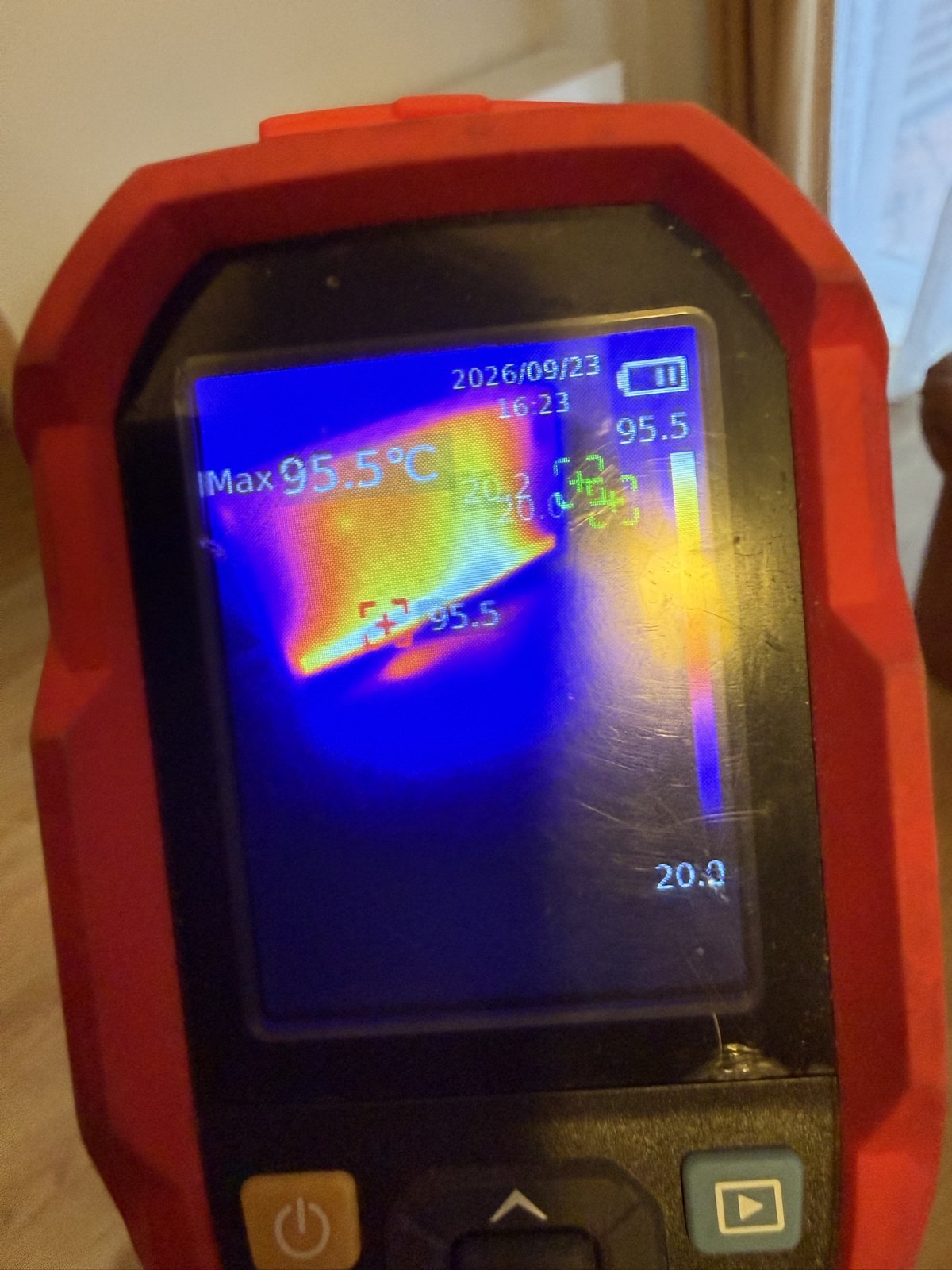 Ekran kamery termowizyjnej podczas kontroli rozkładu temperatur pieca