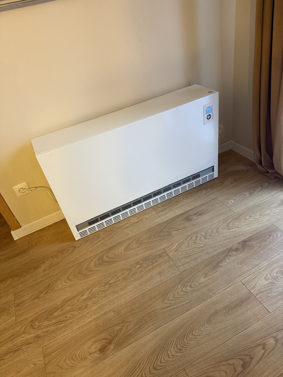 Piec akumulacyjny STIEBEL ELTRON w pomieszczeniu po montażu Interex