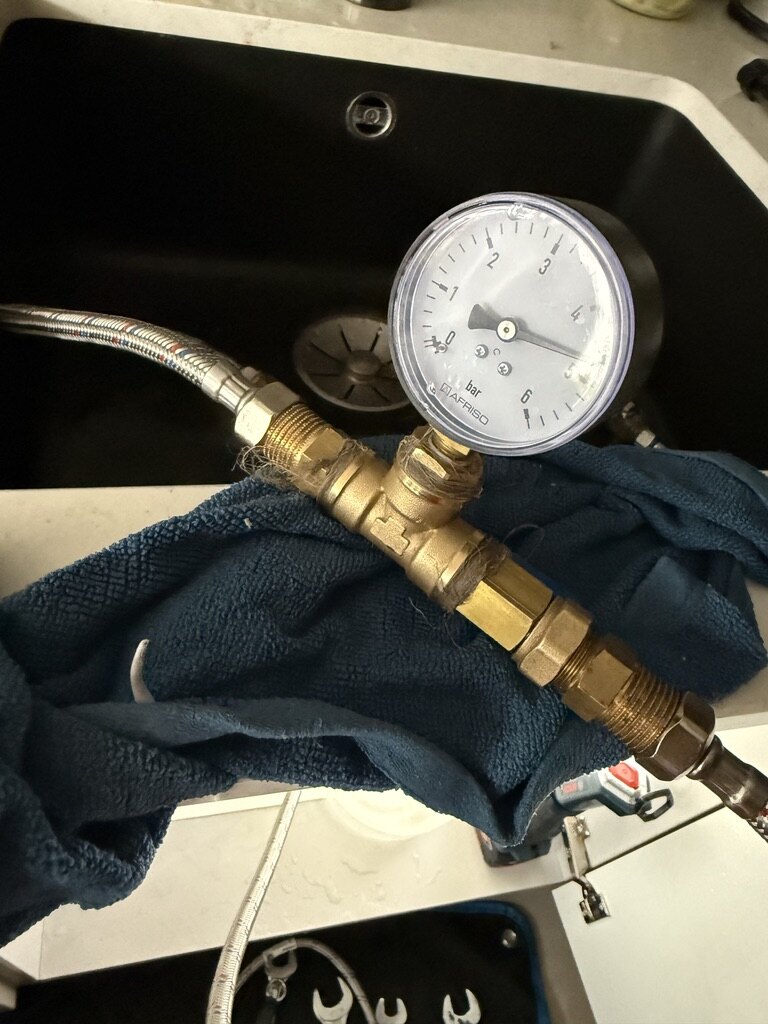 Pomiar ciśnienia wody manometrem przed oceną instalacji CWU
