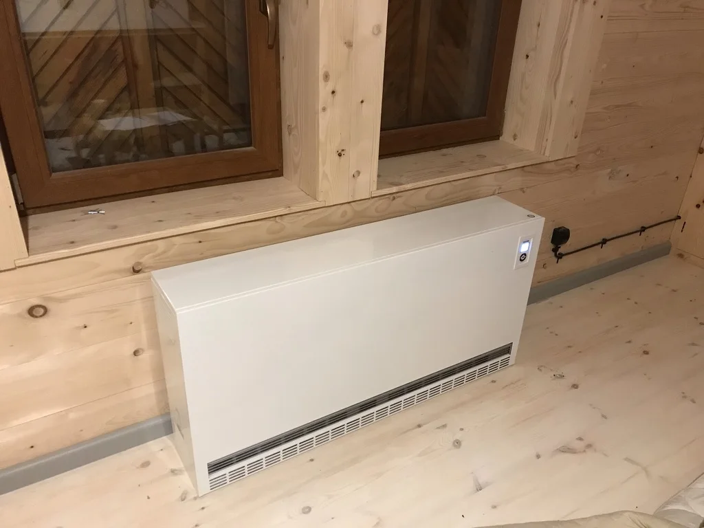 Piec akumulacyjny pod oknem po montażu