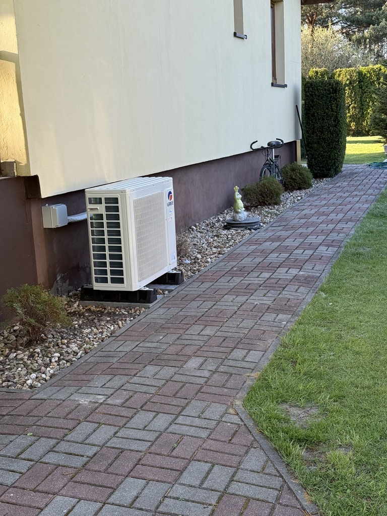 Amber Prestige 18 — jednostka zewnętrzna na podporach przy budynku.