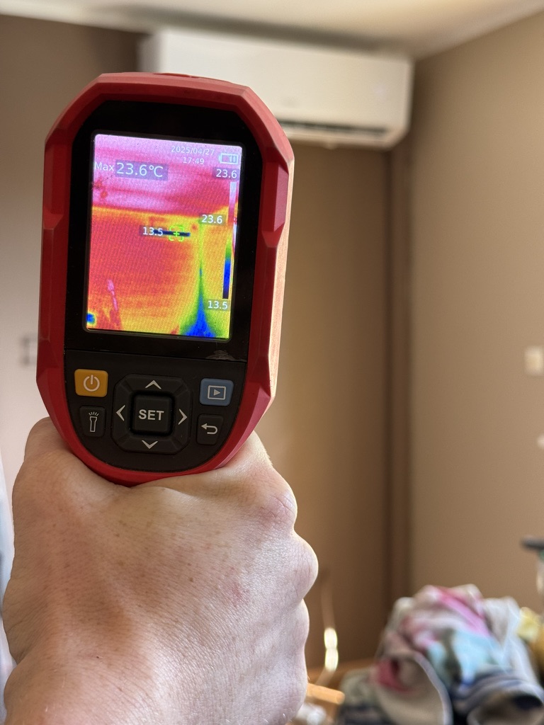 Kontrola termowizyjna podczas pracy klimatyzacji. Obraz pokazuje temperatury powierzchni; nie jest pomiarem temperatury powietrza ani wydajności urządzenia.