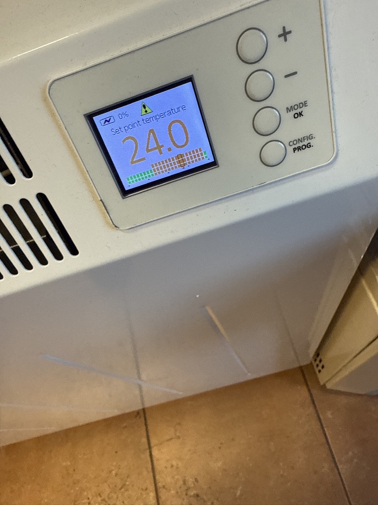 Panel regulatora: widoczna temperatura zadana 24°C. Nastawy dobieramy indywidualnie do użytkownika i pomieszczenia.