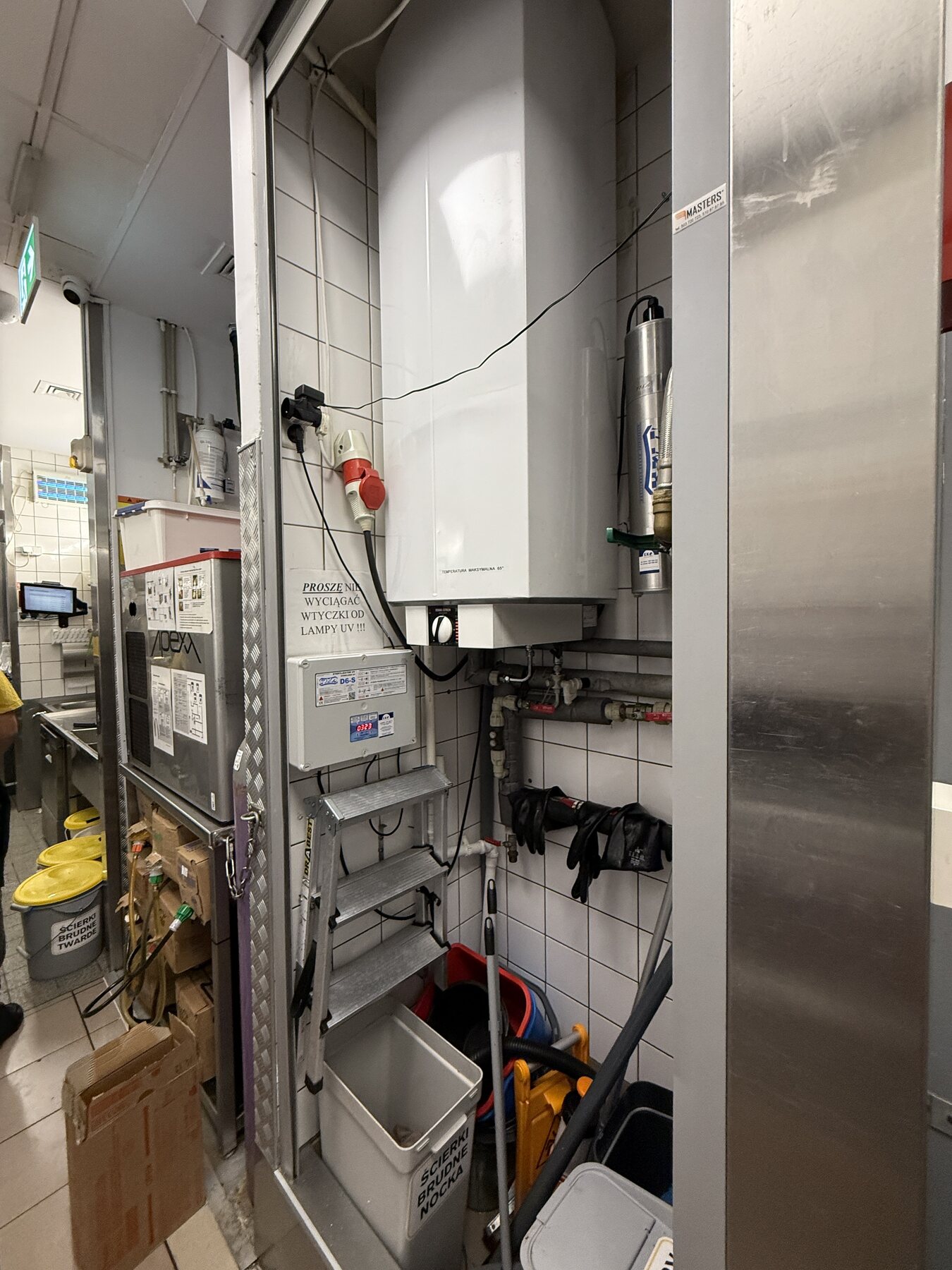 Zasobnik Stiebel Eltron SHZ w strefie technicznej restauracji