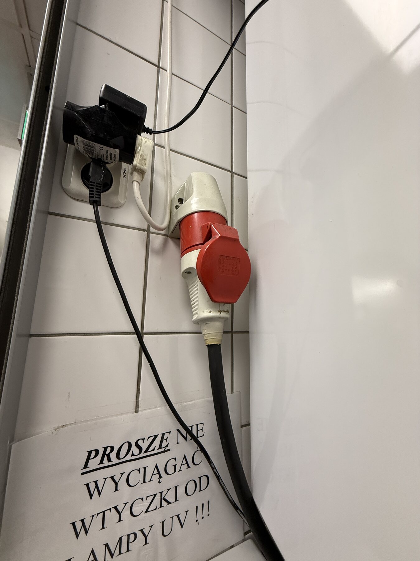 Kontrola zasilania i wtyczki przy zasobniku SHZ