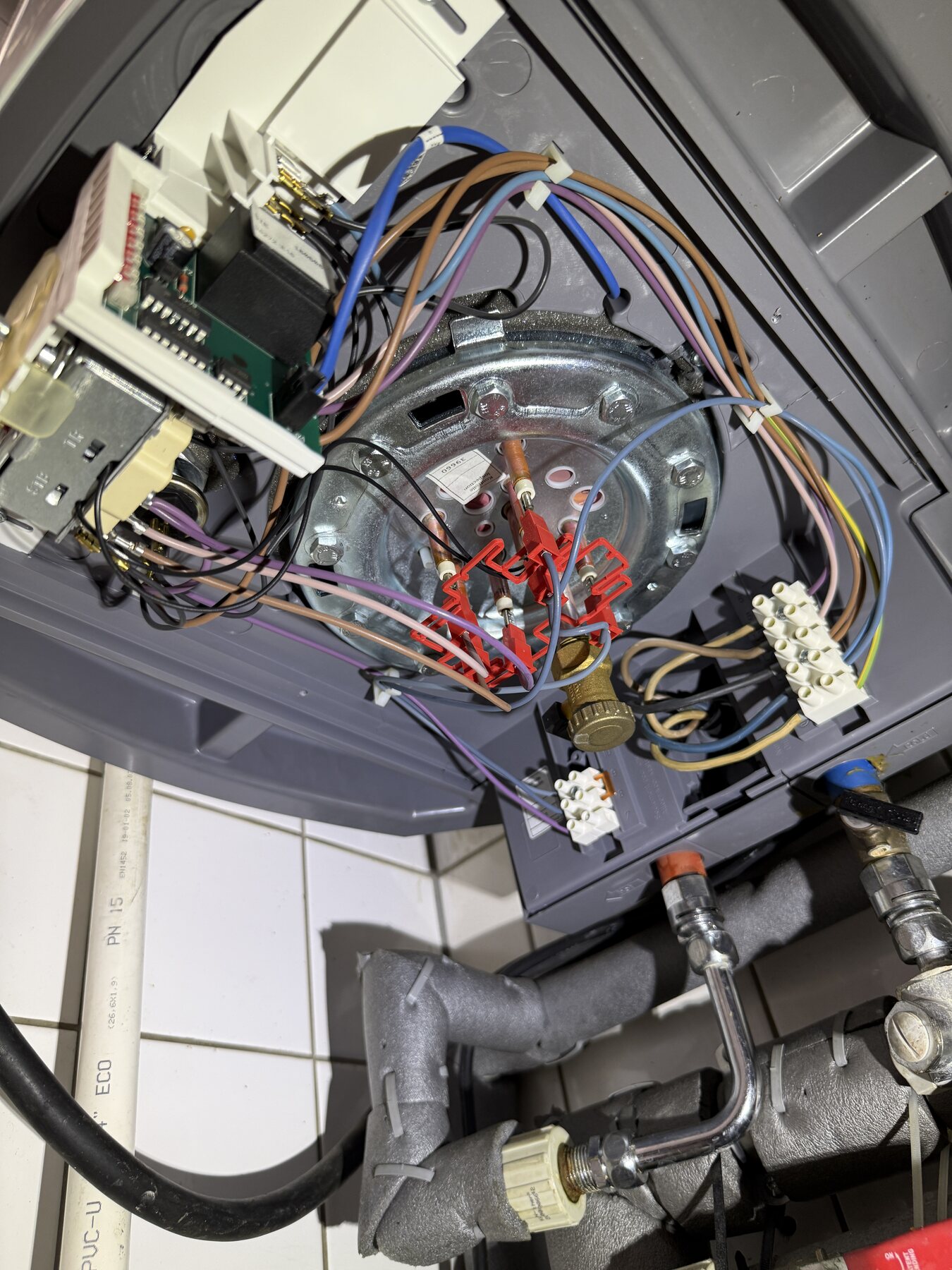 Otwarty zasobnik SHZ podczas kontroli elektrycznej