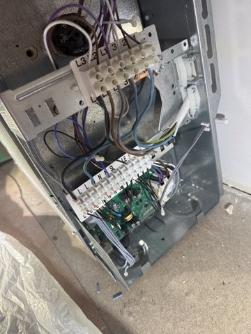 Listwa zaciskowa i sterowanie pieca akumulacyjnego Stiebel Eltron