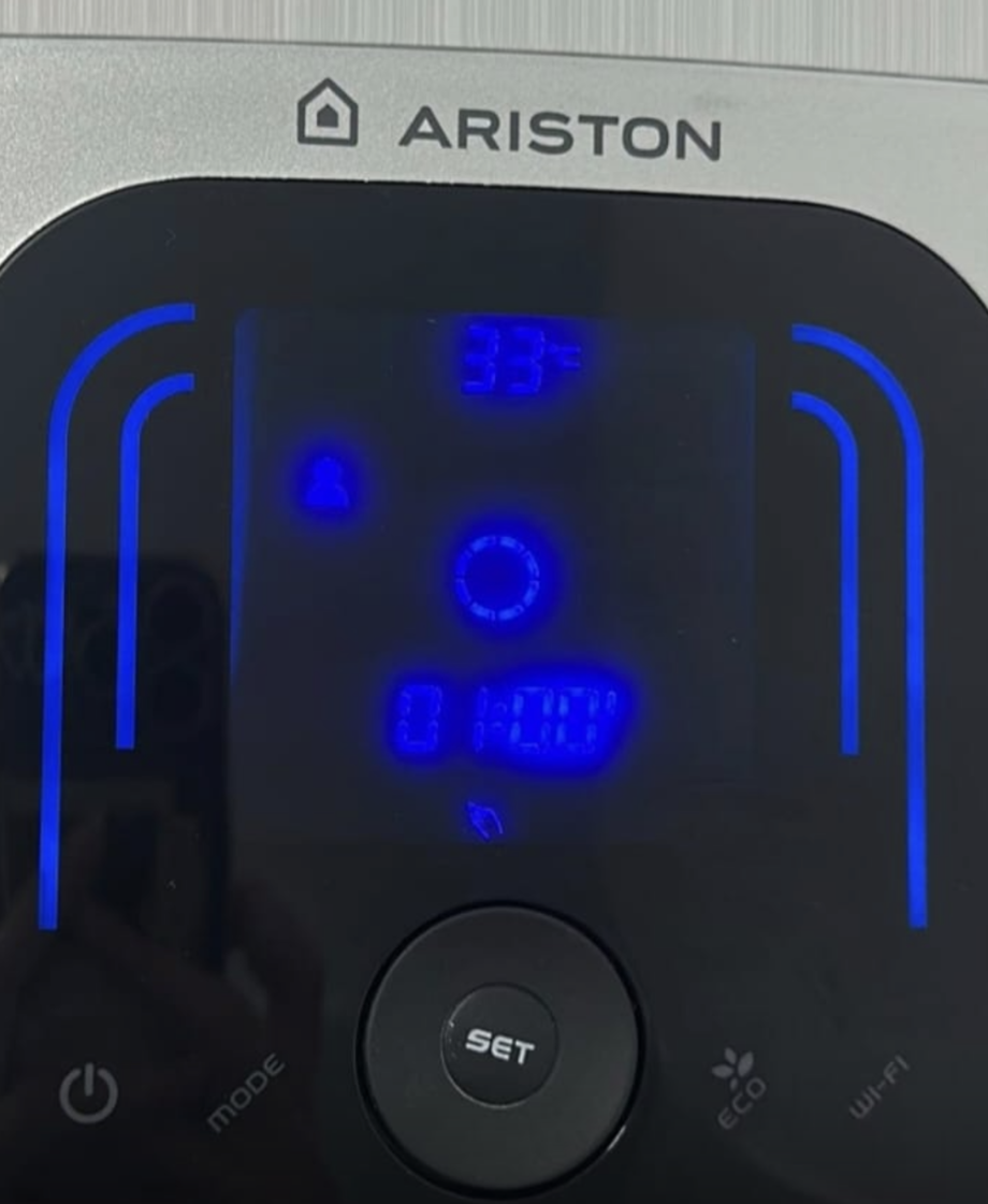 Panel Ariston Velis EVO WIFI z temperaturą około 33 stopni bez danych klienta