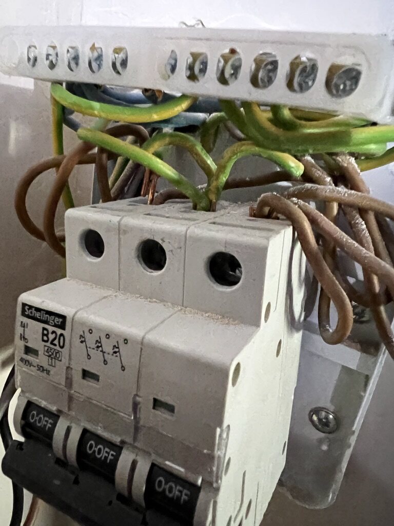 Rozdzielnica i zabezpieczenia obwodu ogrzewania elektrycznego