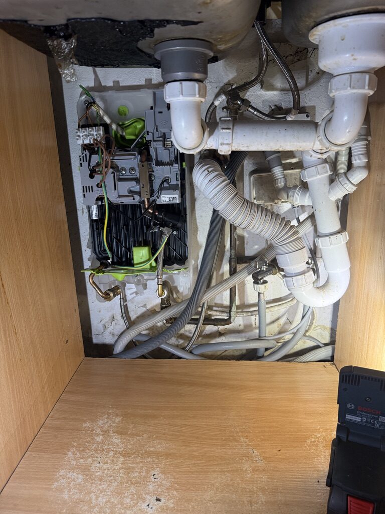 Bosch TR5001 13 kW podczas podłączeń przed zamknięciem obudowy