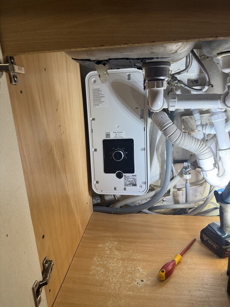 Bosch TR5001 zamontowany pod zlewem w Chorzowie przed założeniem frontu