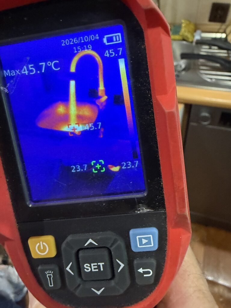 Termowizja ciepłej wody po montażu Bosch TR5001 w Chorzowie