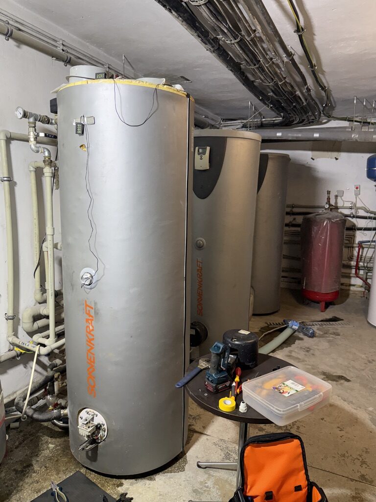 Zasobnik Sonnenkraft 500 l w kotłowni CWU