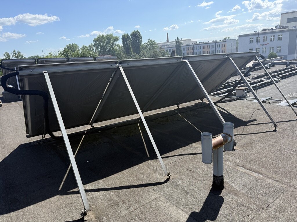 Kolektory słoneczne Sonnenkraft i ich przyłącza na dachu
