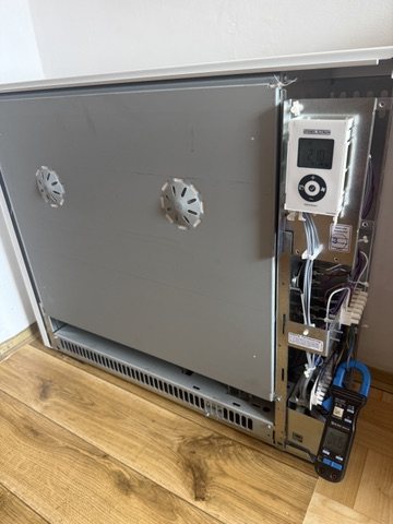 Piec akumulacyjny Stiebel Eltron z otwartą częścią serwisową