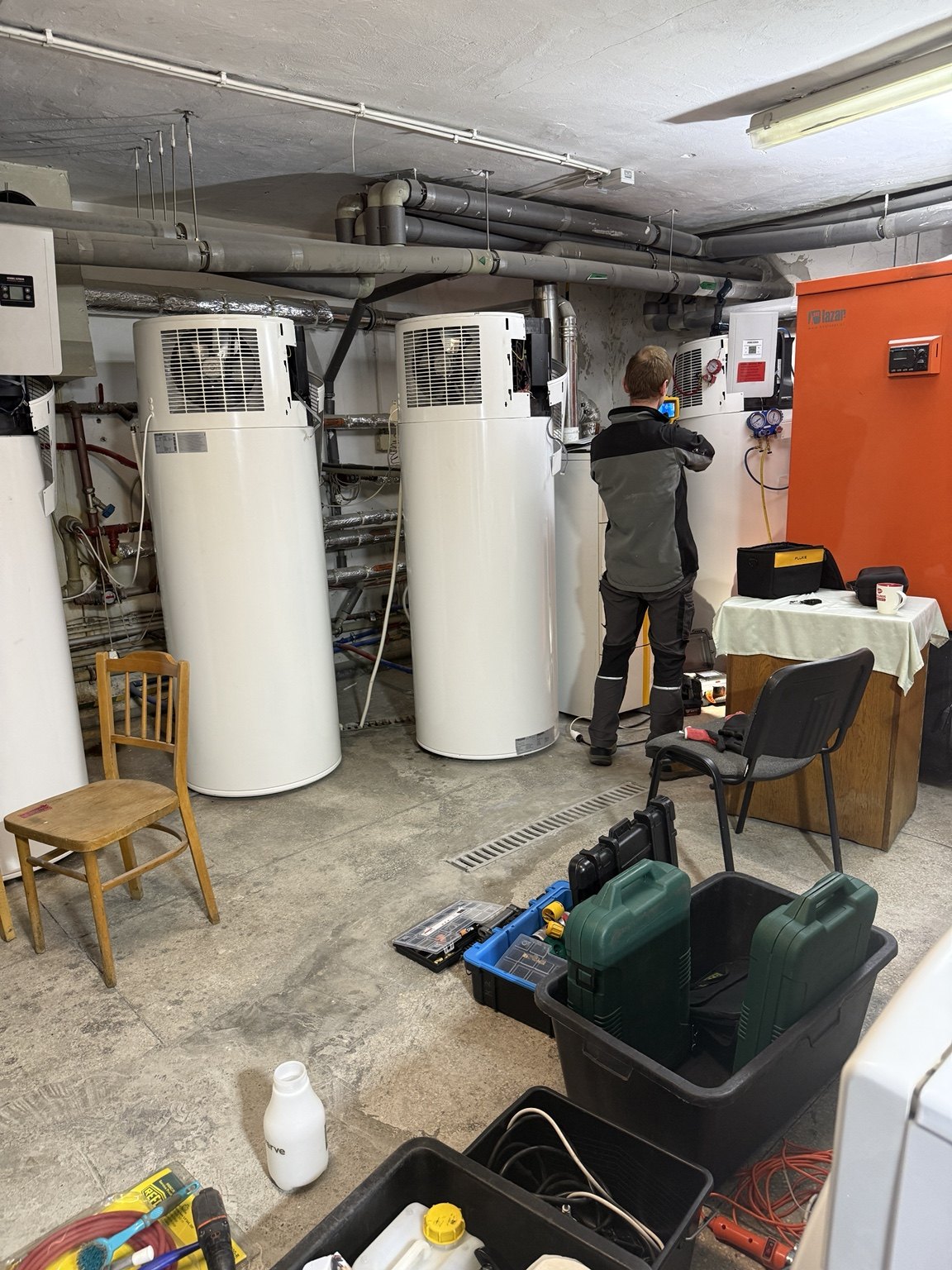 Praca serwisowa przy instalacji pomp ciepła CWU Stiebel Eltron, reportaż Interex Katowice